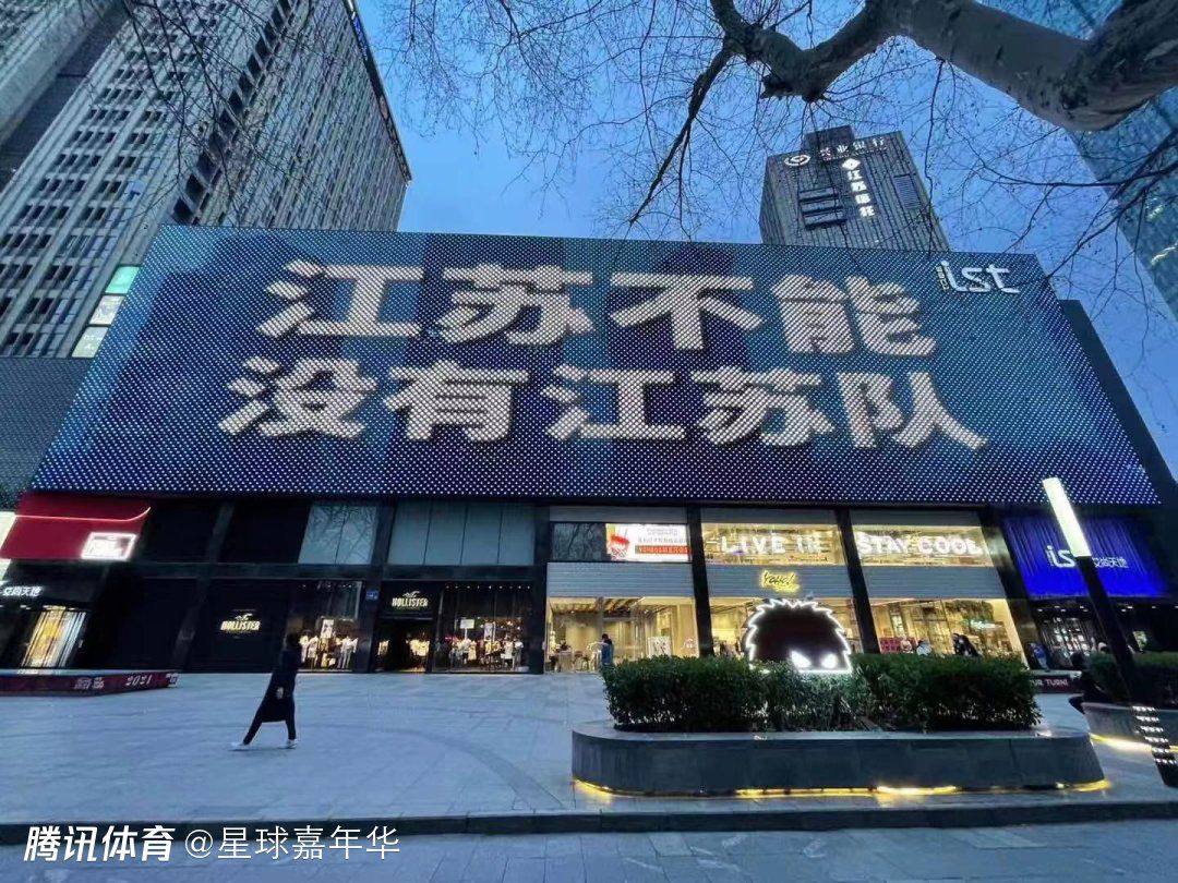 在停车场开上了车，黎漾几乎把油门踩到了底，直奔最近的药店。